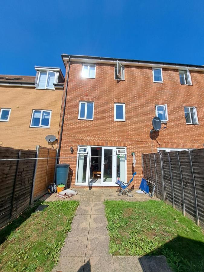 4Br Contractor Town House 2.5Bathrooms, 2 Free Parking Spaces Managed By Chique Properties Milton Keynes Exterior photo