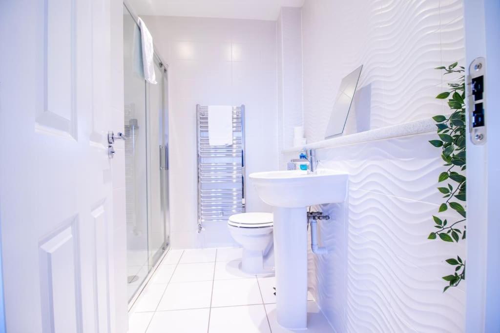 4Br Contractor Town House 2.5Bathrooms, 2 Free Parking Spaces Managed By Chique Properties Milton Keynes Exterior photo